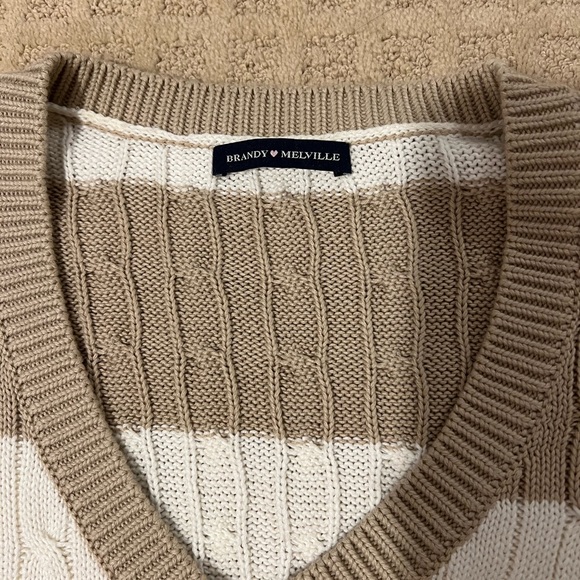 Brandy Melville Sweater - Picture 2 of 6